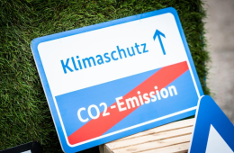 Ein Schild, auf dem "Klimaschutz" steht und das Wort "CO2-Emission" durchgestrichen ist