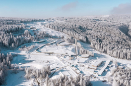 Das Thüringer Wintersportzentrum Oberhof aus der Luft betrachtet