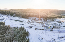 Das Thüringer Wintersportzentrum Oberhof aus der Luft betrachtet