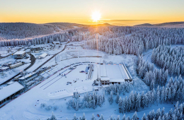 Das Thüringer Wintersportzentrum Oberhof aus der Luft betrachtet