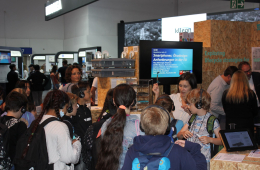 Schüler*innen auf der Messe IFA