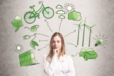 Eine junge Frau macht sich Gedanken über Klimaschutz im Alltag.