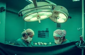 Das Bild zeigt Krankenhauspersonal in einem OP-Saal.