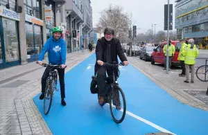Das Foto zeigt Tübingens Oberbürgermeister Boris Palmer und Baubürgermeister Cord Soehlke fahrradfahrend auf dem neuen Radweg am Europaplatz.