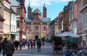 Das Bild zeigt Personen beim Bummeln in einer Einkaufsstraße in Speyer.