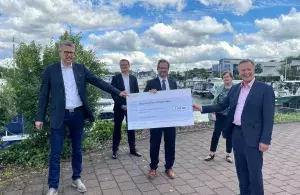 Das Bild zeigt Bergkamens Bürgermeister Bernd Schäfer, den Bundestagsabgeordneten Oliver Kaczmarek, den Parlamentarischen Staatssekretär Florian Pronold, Karola Geiß-Netthöfel, die Direktorin des Regionalverbands Ruhr, und Lünens Bürgermeister Jürgen Klei