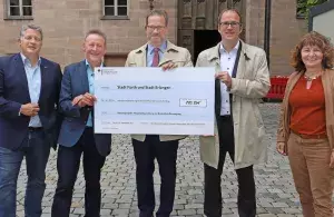 Das Bild zeigt Florian Pronold bei der symbolischen Förderscheckübergabe an die Städte Fürth und Erlangen.