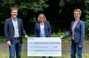 Bundesumweltministerin Svenja Schulze übergibt eine Förderurkunde an die Vorständin von OroVerde und den stellvertretenden Geschäftsführer des Global Nature Fund.