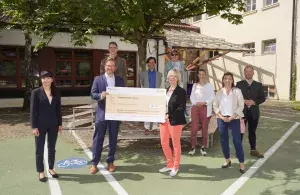 Das Bild zeigt den Parlamentarischen Staatssekretär Florian Pronold bei der Förderscheckübergabe an Mitglieder der Gemeinde Pullach.