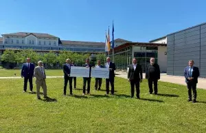 Das Bild zeigt den Parlamentarischen Staatssekretär Florian Pronold und den Bundestagsabgeordneten Uli Grötsch bei der Förderscheckübergabe in der Ostbayerischen Technischen Hochschule Amberg-Weiden.