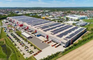 Das Bild zeigt die Photovoltaik-Anlage auf dem Dach der Firma Fiege in Dieburg.
