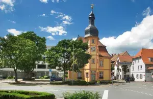 Das Bild zeigt das alte und das neue Rathaus der Gemeinde Heddesheim in Baden-Württemberg.