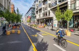 Das Bild zeigt einen Fahrradweg in Berlin. 