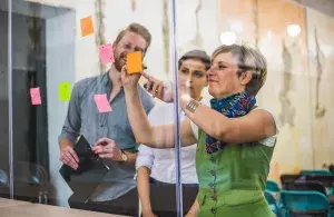 Menschen mit Klebezetteln
