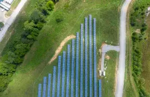 Das Bild zeigt eine Solarthermieanlage aus der Vogelperspektive.