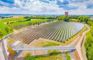 Das Bild zeigt die Freiflächen-Solarthermieanlage „SolarHeatGrid“ in Ludwigsburg aus der Vogelperspektive.