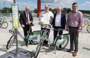 Das Bild zeigt Jochen Flasbarth, Staatssekretär im Bundesumweltministerium, und das Team der Usedomrad GmbH mit zwei Pedelecs.