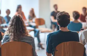 Menschen sitzen in einem Workshop und diskutieren über Nachhaltigkeit und Klimaschutz im Kulturbereich.