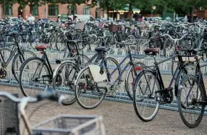 Viele Fahrräder stehen dicht an dicht in einer großen, offenen Fahrradabstellanlage im Freien.