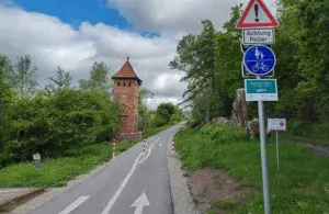 Neuer Radweg unterhalb der Barbarossahöhle mit Artenschutzturm am Rand der Strecke.
