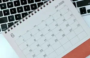 Ein Kalender für den Juni 2026 liegt auf einer Tastatur.