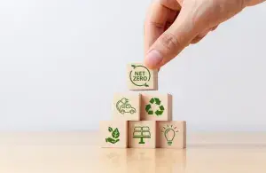 Neun Holzwürfel, zu einer Pyramide gestapelt, auf denen Symbole aus dem Fachbereich zu sehen sind.