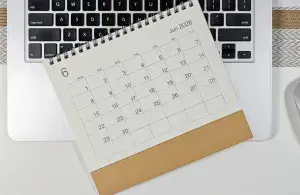 Ein Kalender für den Juni 2026 liegt auf einer Tastatur