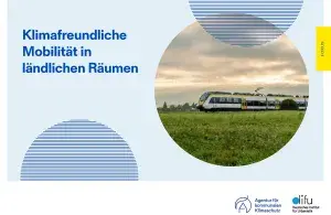 Das Bild zeigt das Cover der Publikation mit dem Titel "Klimafreundliche Mobilität in ländlichen Räumen". Es ist in hellem blau gestaltet und mit einer Regionalbahn bebildert.