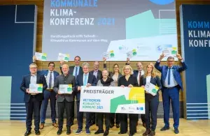 Preisträger des Wettbewerbs Klimaaktive Kommune 2021 auf dem Podium