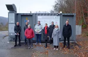 Das Bild zeigt die Parlamentarische Staatssekretärin Rita Schwarzelühr-Sutter, Waldshuts Landrat Dr. Martin Kistler und sechs weitere Personen beim Besuch der Entgasungsanlage. 