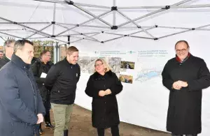 Das Bild zeigt Bundesumweltministerin Svenja Schulze mit dem Projektteam beim Besuch des Renaturierungsprojekts am Veybach bei Euskirchen-Euenheim.