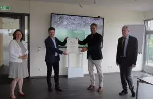 Der Parlamentarische Staatssekretär des Bundesumweltministeriums Florian Pronold übergibt dem Bürgermeister der Stadt Harzgerode eine Förderurkunde.