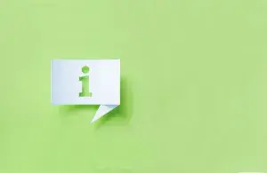 Informationszeichen auf Notizzettel auf einem grünen Hintergrund