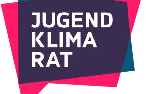 Logo des Projekts Jugendklimarat mit weißer Schrift auf farbigen geometrischen Flächen.