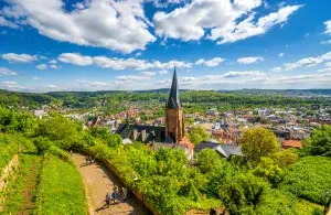 Foto eine Städtepanoramas mit vielen Grünflächen