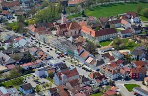 Das Bild zeigt den Markt Gangkofen aus der Vogelperspektive.