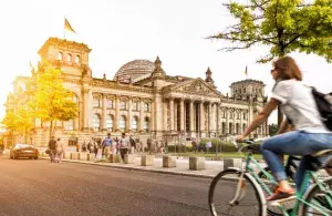 Fahrradfahrerin vor dem deutschen Bundestag