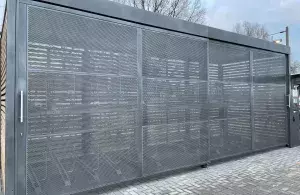 Das Bild zeigt eine Fahrradabstellanlage vor einem Bahnhof.