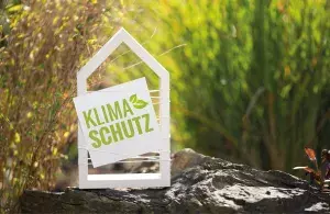 Schriftzug Klimaschutz in Naturkulisse