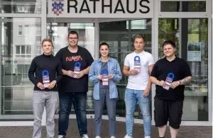 Fünf Jugendliche stehen vor dem Rathaus der Stadt Bad Honnef und halten Flyer in den Händen.