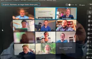 Das Bild zeigt den Parlamentarischen Staatssekretär Florian Pronold und Mitarbeitende der target GmbH bei der digitalen Förderscheckübergabe.