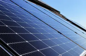 Auf dem Bild sieht man eine Nahaufnahme einer Photovoltaikanlage.