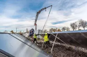 Solarthermie-Flachkollektoren bei der Montage