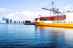 Das Bild zeigt Containerschiffe im Hamburger Hafen.
